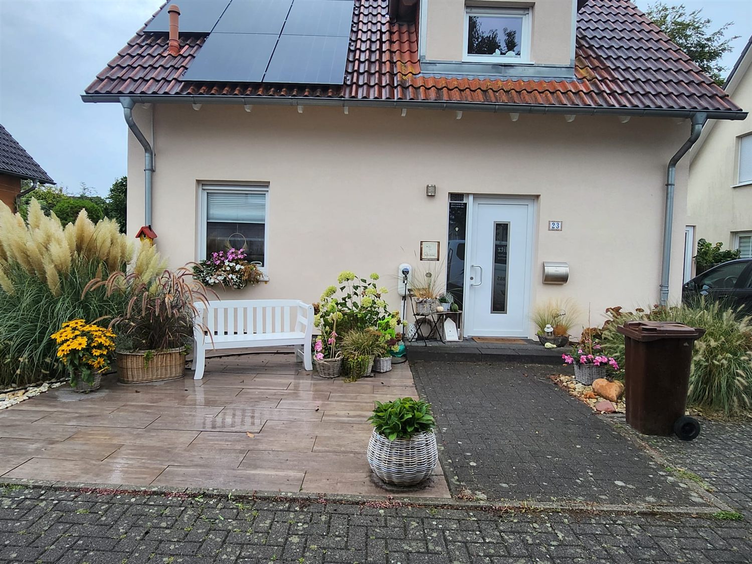 Hauseingang mit gepflegter Außenanlage