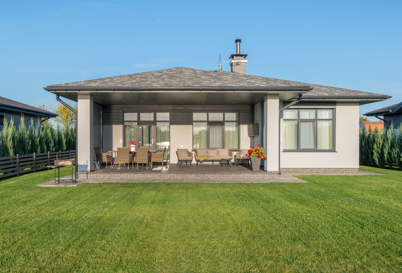 Wohnhaus mit Terrasse und weitläufigem, gepflegtem Rasen